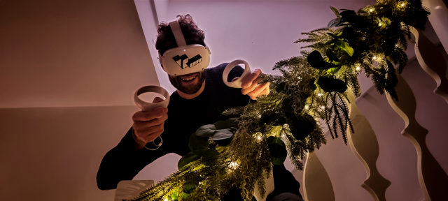 vr speler achter een kerstboom