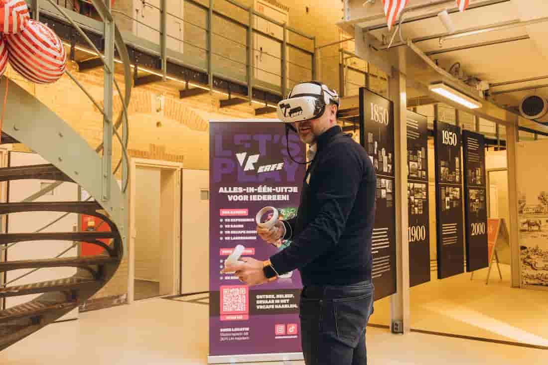 Man met VR headset bij salescircus