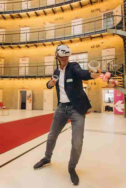 Lachende man met VR headset bij salescircus