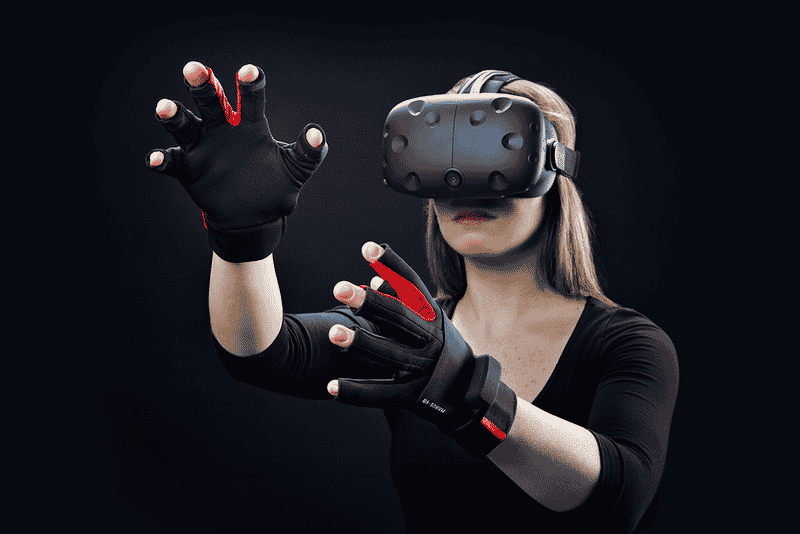 Vrouw met twee vr gloves aan en een headset op