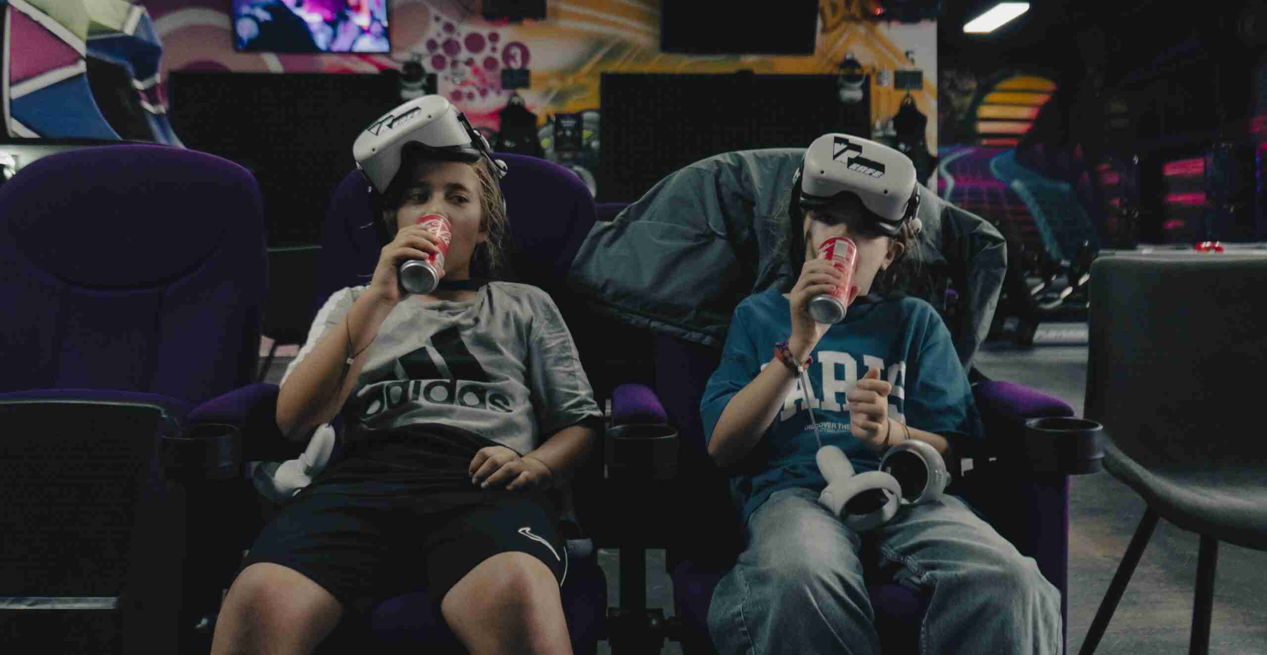 Twee kinderen drinken een drankje bij VRcafe Haarlem
