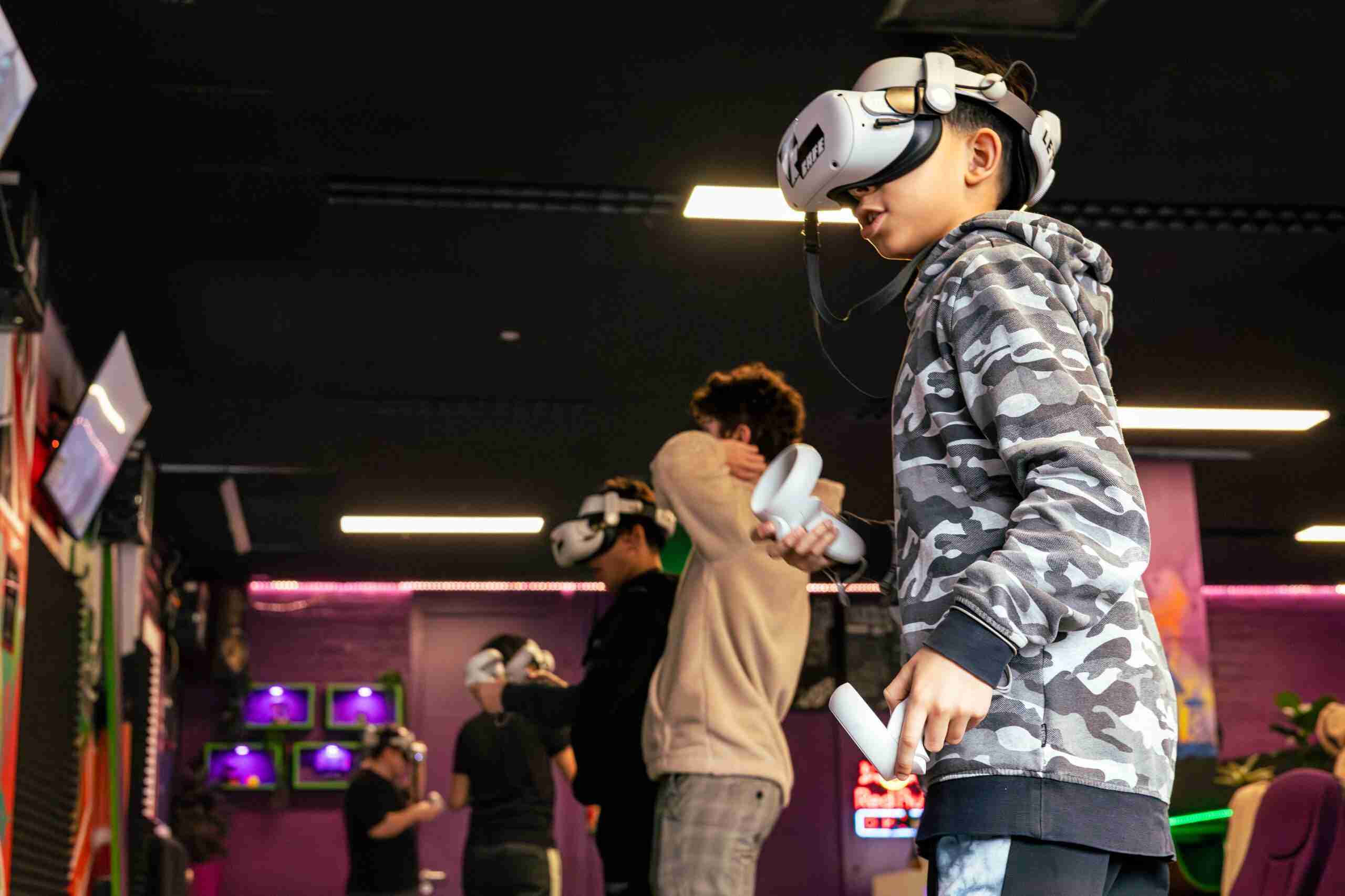 Kinderen aan het gamen in VR tijdens een kinderfeestje bij VRcafe Haarlem